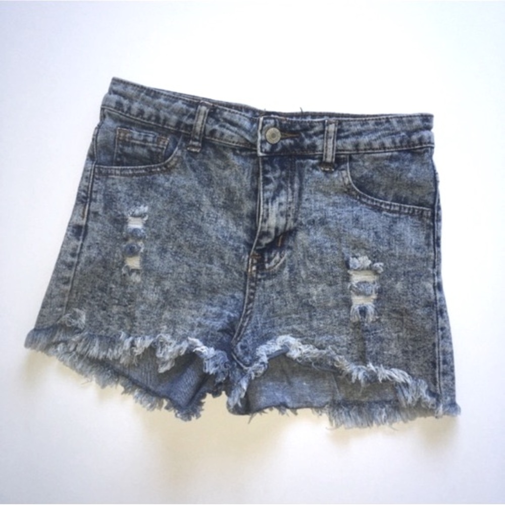 • High waisted shorts •